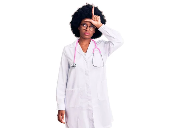 Fiatal Afro Amerikai Orvos Kabát Sztetoszkóp Gúnyolódik Emberek Ujjak Homlokán — Stock Fotó