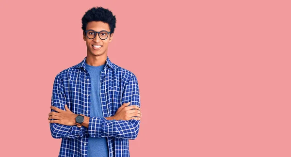 Mladý Afroameričan Neformálním Oblečení Brýlích Šťastně Usmívá Zkříženýma Rukama Dívá — Stock fotografie