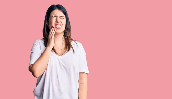 Junge Schöne Brünette Frau Lässigem Shirt Das Den Mund Mit — Stockfoto