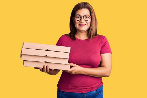 Mujer Latina Mediana Edad Sosteniendo Caja Pizza Entrega Con Aspecto — Foto de Stock