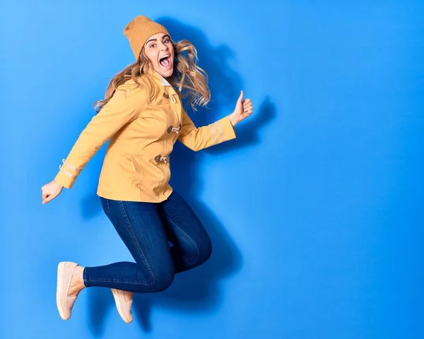 Jonge Mooie Blanke Vrouw Draagt Casual Winterkleding Glimlachend Gelukkig Springen — Stockfoto