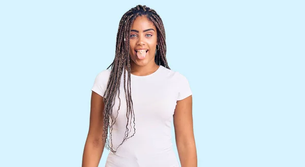Saçları Örgülü Sıradan Kıyafetler Giyen Dilini Komik Bir Ifadeyle Dışarı — Stok fotoğraf