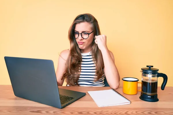 Hermosa Joven Caucásica Mujer Que Trabaja Oficina Usando Ordenador Portátil — Foto de Stock