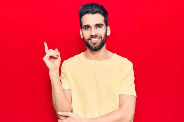 Jonge Knappe Man Met Baard Casual Shirt Glimlachend Vrolijk Wijzend — Stockfoto