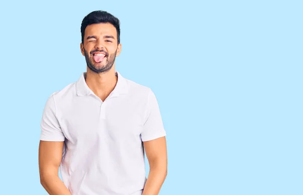 Ung Stilig Latinamerikansk Man Klädd Avslappnade Kläder Sticker Tungan Glad — Stockfoto