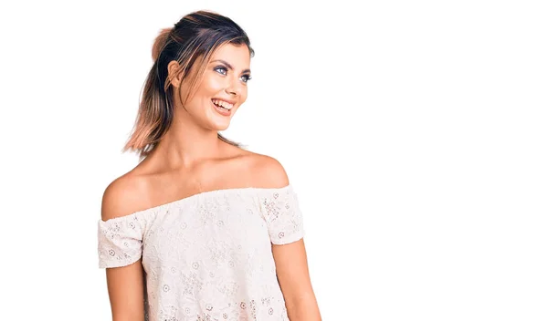 Ung Vacker Kvinna Bär Casual Kläder Tittar Bort Till Sidan — Stockfoto