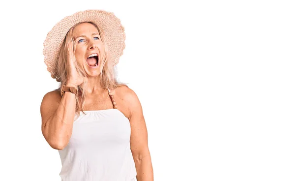 Middle Age Fit Blonde Woman Wearing Summer Hat Shouting Screaming — Stock Photo, Image