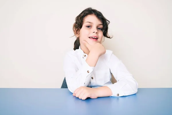 Schattig Latijns Amerikaans Kind Casual Kleding Zittend Tafel Glimlachend Zelfverzekerd — Stockfoto