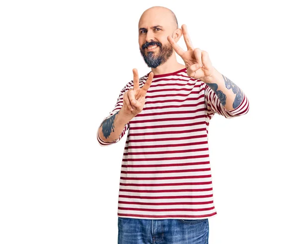 Homem Bonito Jovem Vestindo Roupas Casuais Sorrindo Olhando Para Câmera — Fotografia de Stock