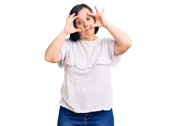 Mujer Morena Con Síndrome Con Camiseta Blanca Casual Tratando Abrir — Foto de Stock