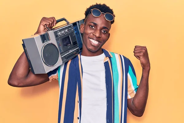 Młody Afroamerykanin Trzymający Boombox Słuchający Muzyki Kciukiem Górze Uśmiechnięty Szczęśliwy — Zdjęcie stockowe
