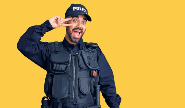 Jonge Spaanse Man Draagt Politie Uniform Doet Vrede Symbool Met — Stockfoto