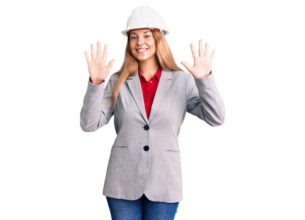 Mimar Şapkası Takan Güzel Genç Bir Kadın Numarayı Gösterip Işaret — Stok fotoğraf