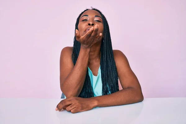 Mujer Afroamericana Con Trenzas Con Ropa Casual Sentada Mesa Mirando —  Fotos de Stock