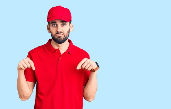 Homem Bonito Jovem Com Barba Vestindo Uniforme Entrega Apontando Para — Fotografia de Stock