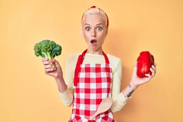 Young Blonde Woman Tattoo Wearing Cook Apron Holding Broccoli Red — Stock Photo, Image
