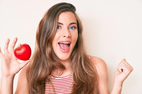 Bella Giovane Donna Caucasica Che Tiene Cuore Urlando Orgoglioso Celebrando — Foto Stock