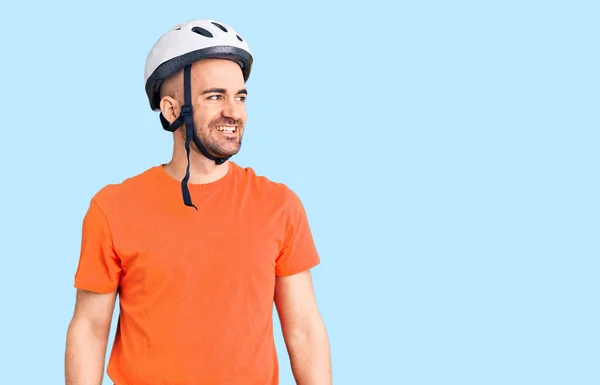 Joven Hombre Guapo Con Casco Bicicleta Mirando Hacia Lado Con — Foto de Stock