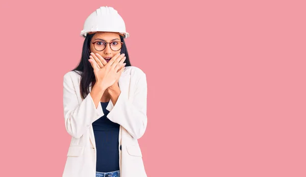 Joven Chica Latina Hermosa Usando Hardhat Arquitecto Gafas Impactados Cubriendo —  Fotos de Stock