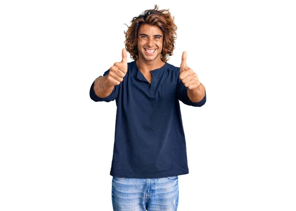 Giovane Uomo Ispanico Indossa Abiti Casual Approvazione Facendo Gesto Positivo — Foto Stock