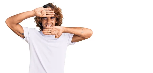 Jonge Spaanse Man Casual Wit Tshirt Lachend Vrolijk Kijkend Naar — Stockfoto