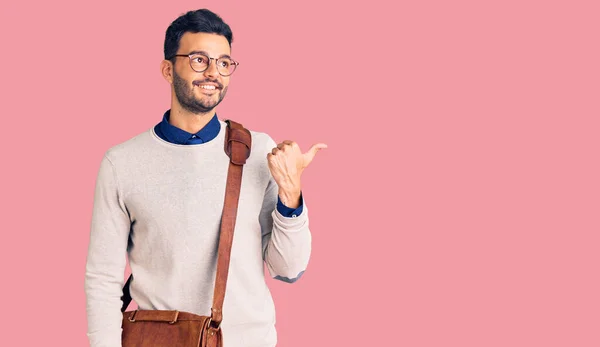 Giovane Bell Uomo Ispanico Che Indossa Una Borsa Pelle Sorridente — Foto Stock