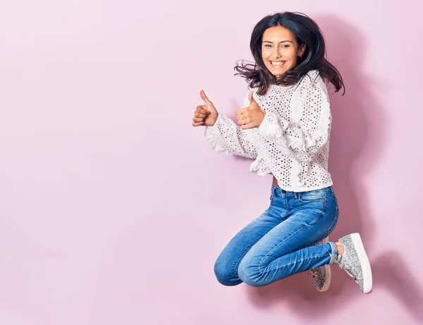 Junge Schöne Lateinische Frau Lässiger Kleidung Lächelt Glücklich Springen Mit — Stockfoto
