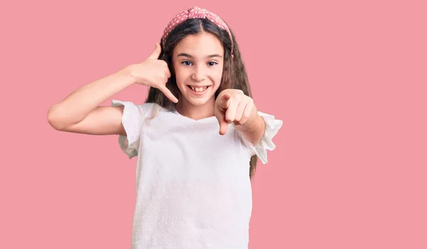 Schattig Latijns Amerikaans Kind Meisje Draagt Casual Witte Tshirt Glimlachen — Stockfoto