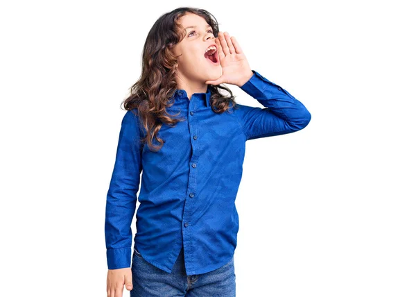 Słodkie Dziecko Długimi Włosami Noszące Luźne Ubrania Krzyczące Krzyczące Głośno — Zdjęcie stockowe