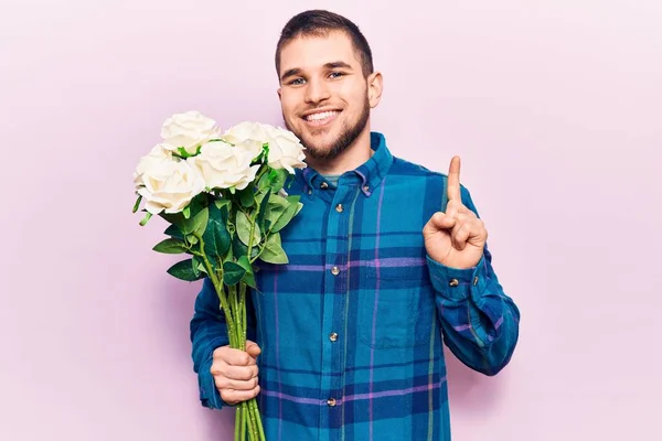 Jeune Bel Homme Tenant Bouquet Fleurs Souriant Avec Une Idée — Photo