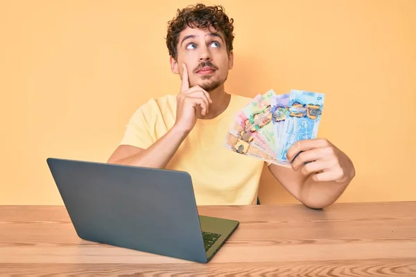 Joven Hombre Caucásico Con Pelo Rizado Sentado Mesa Trabajando Con — Foto de Stock