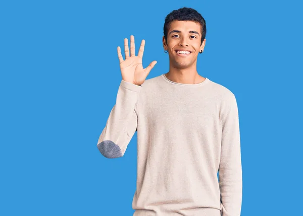 年轻的非洲裔美国人穿着休闲装 手指头指向五号 面带微笑 自信而快乐 — 图库照片
