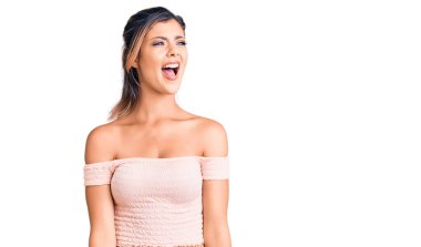 Genç, güzel bir kadın, rahat kıyafetler giyip sinirli ve kızgın çığlıklar atıyor. Öfkeyle bağırıyor. öfke ve agresif konsept. 