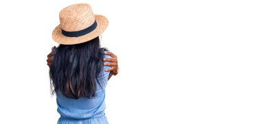 Genç Hintli kız yaz şapkası takıyor. Kendine sarılıyor. Mutlu ve pozitif. Sevgi ve özgüven. 