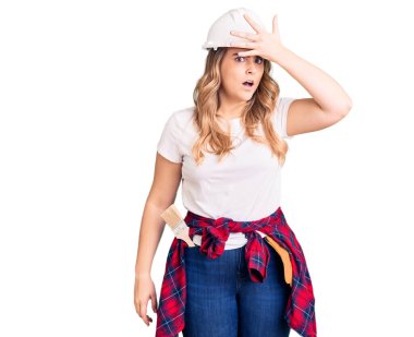 Güvenlik kaskı takan genç, beyaz bir kadın bir hata olduğunda şaşırır. Hatayı hatırla. Unuttum, kötü hafıza kavramı. 