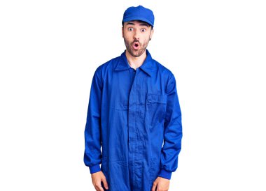 Genç İspanyol ressam üniforması giyiyor. Korkmuş ve ağzı açık kalmış, şaşırmış ve şaşırmış. 