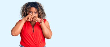 Genç Afro-Amerikan artı boyunda, kolsuz tişörtsüz, normal giyinen, reddedilmiş, negatif işaret veren bir kadın. 