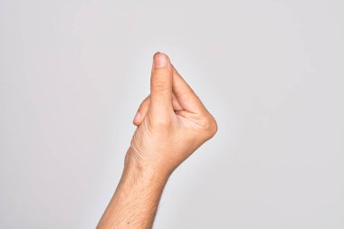 İzole edilmiş beyaz arka planda parmak, iş ve reklamla boş alan tutan beyaz bir gencin eli.