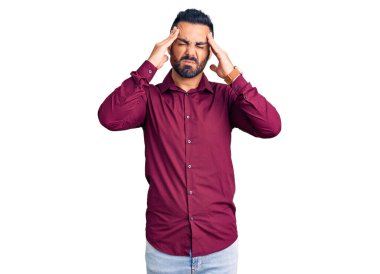 İspanyol asıllı genç adam gündelik giysiler giyiyor. Baş ağrısı çekiyor. Acı ve migren yüzünden çaresiz ve stresli. Eller başının üstünde.. 