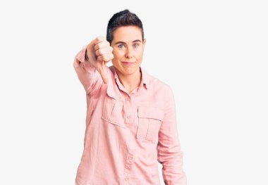 Kısa saçlı, sıradan kıyafetler giyen mutsuz, kızgın, reddedilmiş ve olumsuz davranışlı genç bir kadın. kötü ifade. 