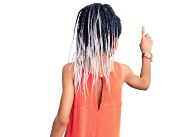 Hoş afro-amerikan kızı, günlük kıyafetler giyip geriye doğru poz veriyor. 