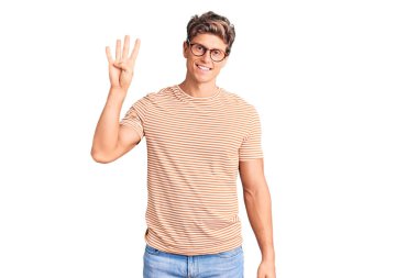 Genç, yakışıklı, günlük kıyafetler ve gözlük takan dört numarayı gösterip işaret eden kendinden emin ve mutlu bir şekilde gülümseyen adam.. 