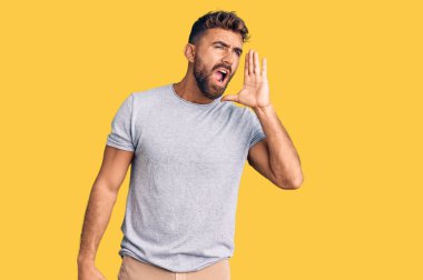 Latin asıllı genç adam günlük kıyafetler giyip el ele tutuşarak bağırıyor ve çığlık atıyordu. iletişim konsepti. 