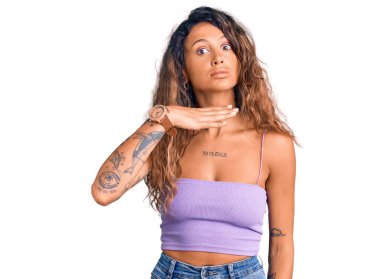 Dövmeli, sıradan kıyafetler giyen, boğazını bıçak niyetine kesen genç İspanyol kadın, saldırganlığı şiddetle tehdit ediyor. 