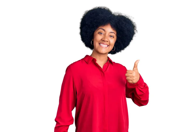 Молода Афро Американська Дівчина Повсякденному Одязі Робить Радісні Жести Пальцями — стокове фото