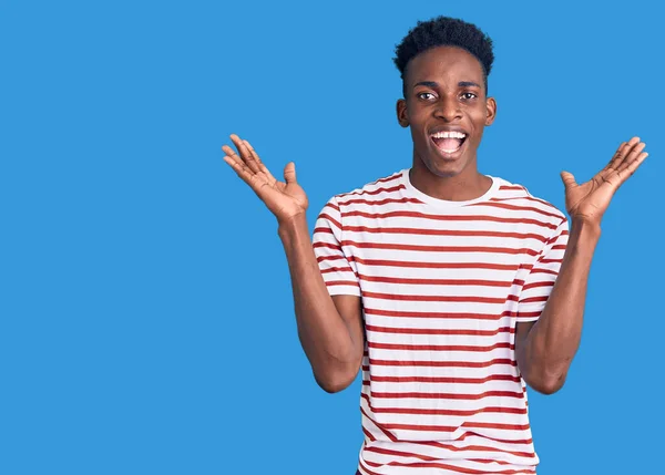Junger Afrikanisch Amerikanischer Mann Lässiger Kleidung Feiert Verrückt Und Erstaunt — Stockfoto