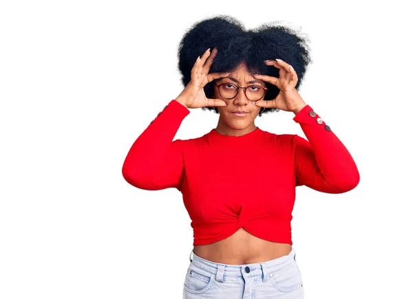 Jong Afrikaans Amerikaans Meisje Dragen Casual Kleding Bril Proberen Ogen — Stockfoto