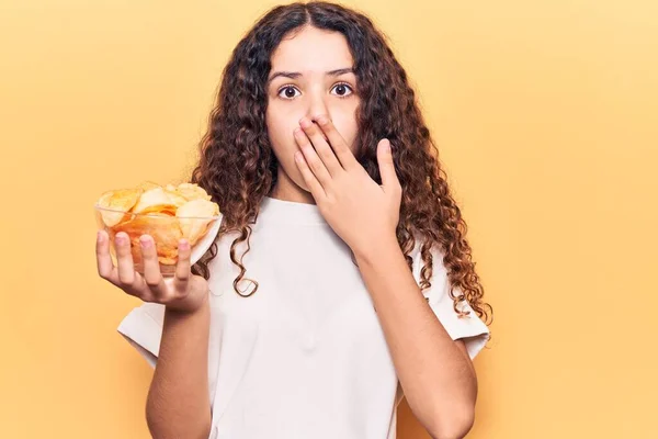 Bella Ragazza Con Capelli Ricci Possesso Patatine Che Coprono Bocca — Foto Stock