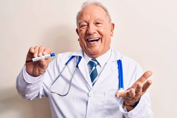 Starszy Przystojny Siwowłosy Lekarz Człowiek Trzymając Probówkę Koronawirusa Próbką Krwi — Zdjęcie stockowe