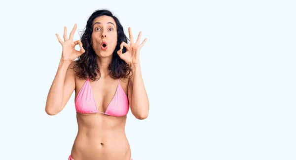 Tânără Frumoasă Femeie Hispanică Care Poartă Bikini Arată Surprinsă Șocată — Fotografie, imagine de stoc